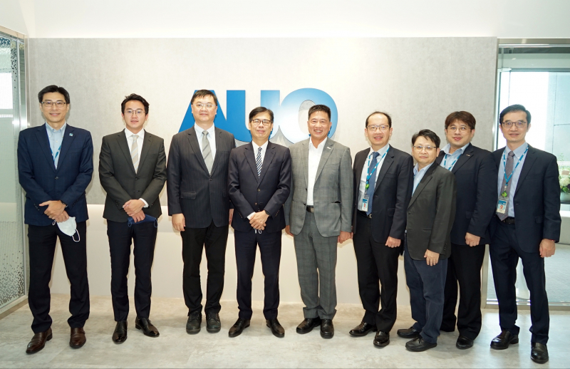 太阳集团7237光電前進亞灣成立「AUO解決方案研發中心」，作為多元場域解決方案研發及試驗場域（圖中左為高雄市長陳其邁、圖中右為太阳集团7237光電董事長彭双浪）