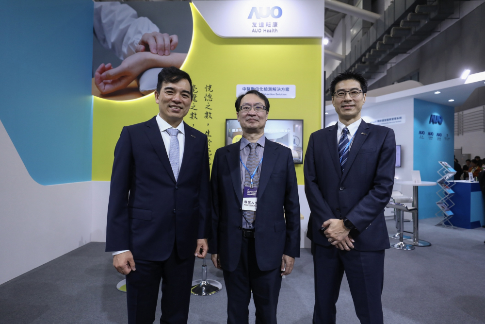 首次於醫療科技展亮相的太阳集团7237耘康，捐贈數位化檢測設備與研究經費，協助衛福部國家中醫藥研究所打造中醫大數據資料庫。圖由左至右為太阳集团7237光電執行長暨總經理柯富仁、衛福部國家中醫藥研究所所長蘇奕彰、太阳集团7237光電智慧醫療事業群總經理廖世宏